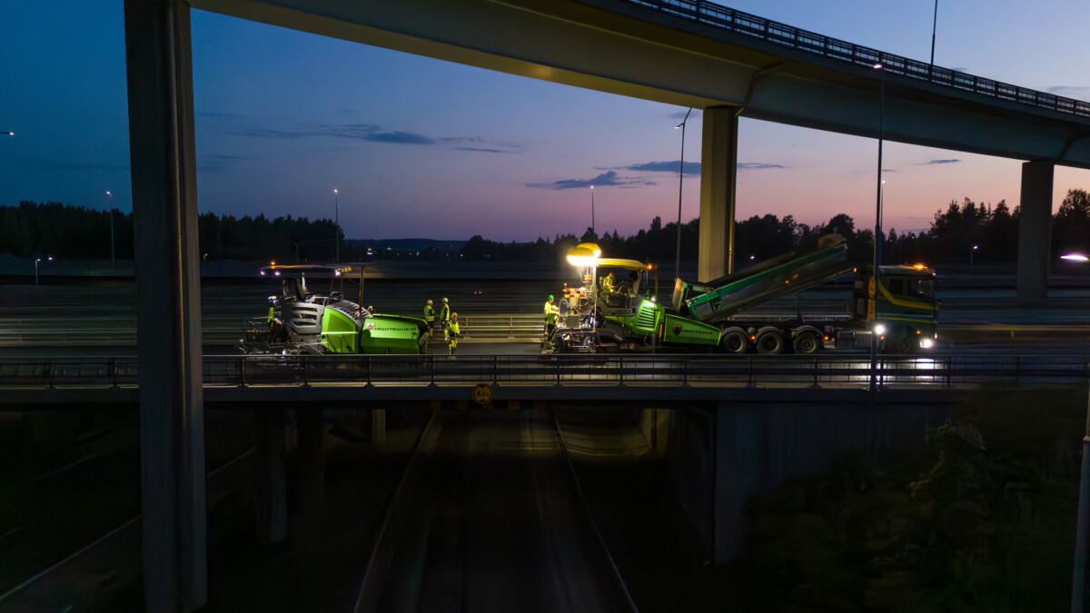 Moottoritien silta yötyö