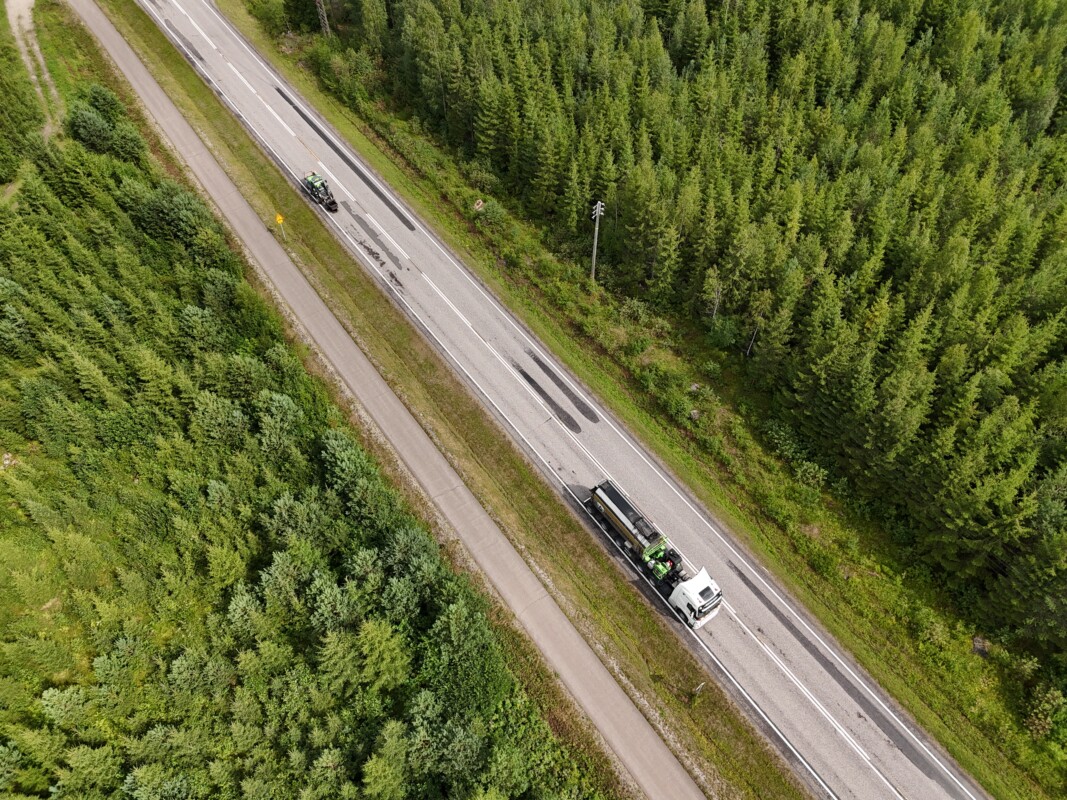 Valupaikkauksia maantiellä, dronekuva