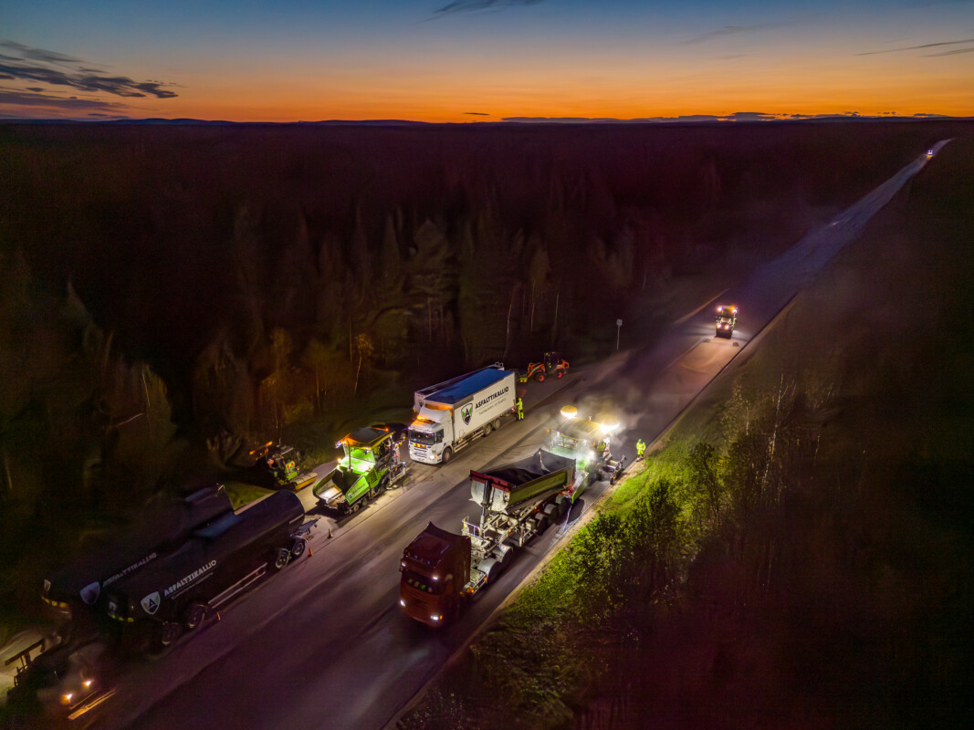 Asfaltointikalustoa yötyössä kesällä, dronekuva