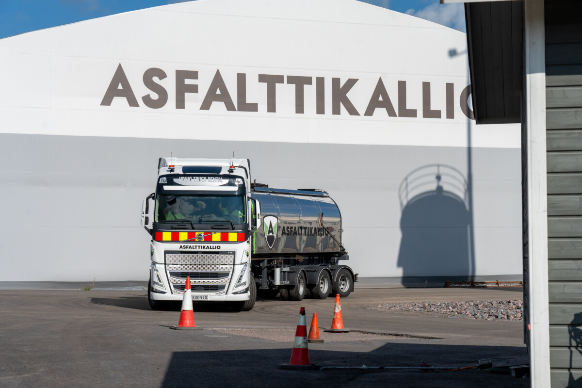 Kierrätysasfaltin säilytykseen käytetty halli ja kuljetuskalustoa