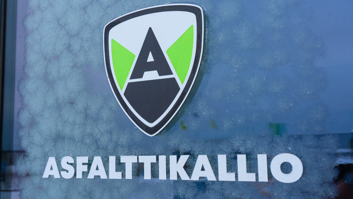 Asfalttikallion logo jäisessä ovessa