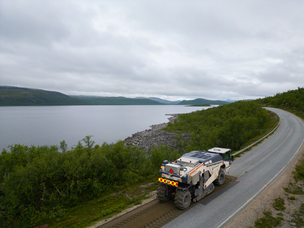 Kuvassa on sekoitusjyrsin Kilpisjärven maisemissa