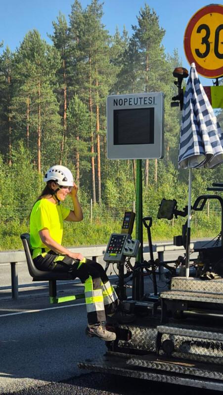 Ministeri Lulu Ranne vieraili Asfalttikallion työmaalla
